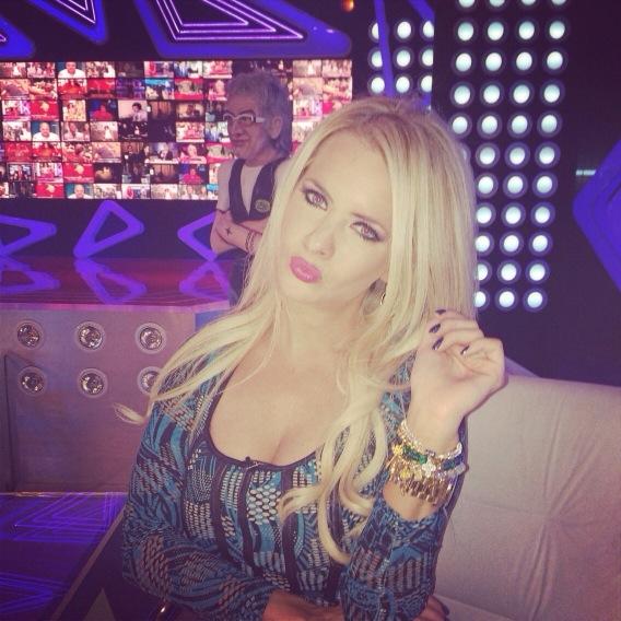 Hoy en @BenditaOk con vestido de @tivoglio y accesorios de @Itsmyfreedom1 http://t.co/Bv4VSYpd3F