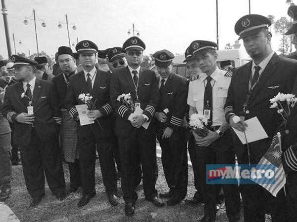 #takziahMH17 Sebahagian juruterbang hadir memberi penghormatan di luar Kompleks Bunga Raya. Pix Suraya Roslan