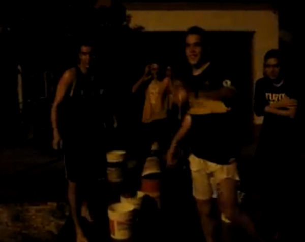 HonnaPub's tweet photo. 5° #HonnaIceBucket donde #LoVago cumplieron y retaron a @maiuibarra10 y @Amayitaa_ (grupos) https://t.co/fXUnPMiSUY http://t.co/Z9oIb9so20