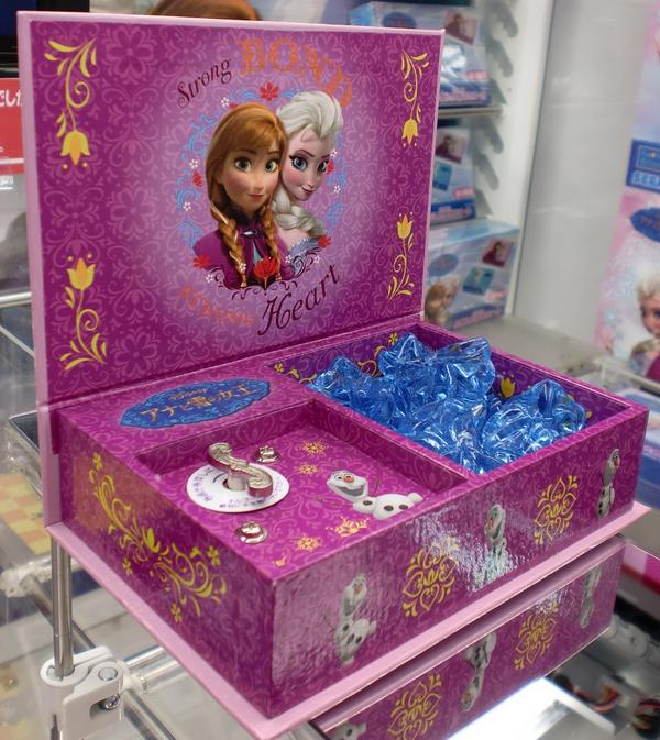 プライズ】本日入荷！『アナと雪の女王 プレミアム小物入れ付