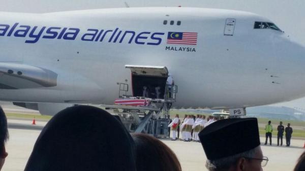 logabalamohan's tweet photo. #PrayforMH17 - Victim bodies are being carried by Royal Malaysian Army. http://t.co/jR77Uw7hyn