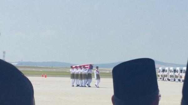 #PrayforMH17 - The last body of MH17 victim.