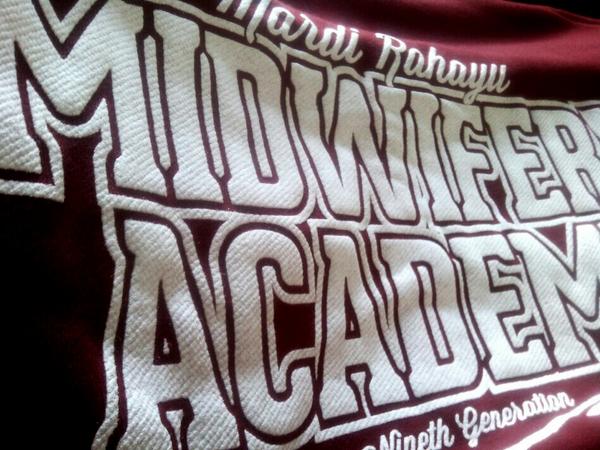 Rubber foam diaplikasikan ke varsity nih