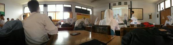 Sciencefive23's tweet photo. Yooo russs!!! Mangat fisika presentasi!! RANDOM PICK ahhhhh http://t.co/rAjHNJuPlf