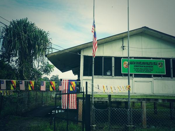 Bendera Kbangsaan dikibarkan setengah tiang tanda berkabung negara @KP_RELA <a href="/RINIBINTUPONG/">Rini Tupong</a> <a href="/RELA_Sarawak/">RELA Negeri Sarawak</a> <a href="/VUN_86/">VUNPC</a>