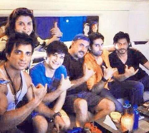 SRKUniverse's tweet image. Happy New Year’s trailer reaches people far &amp;amp; wide bit.ly/1ni5D5D #1CrViewsOfHNYTrailer