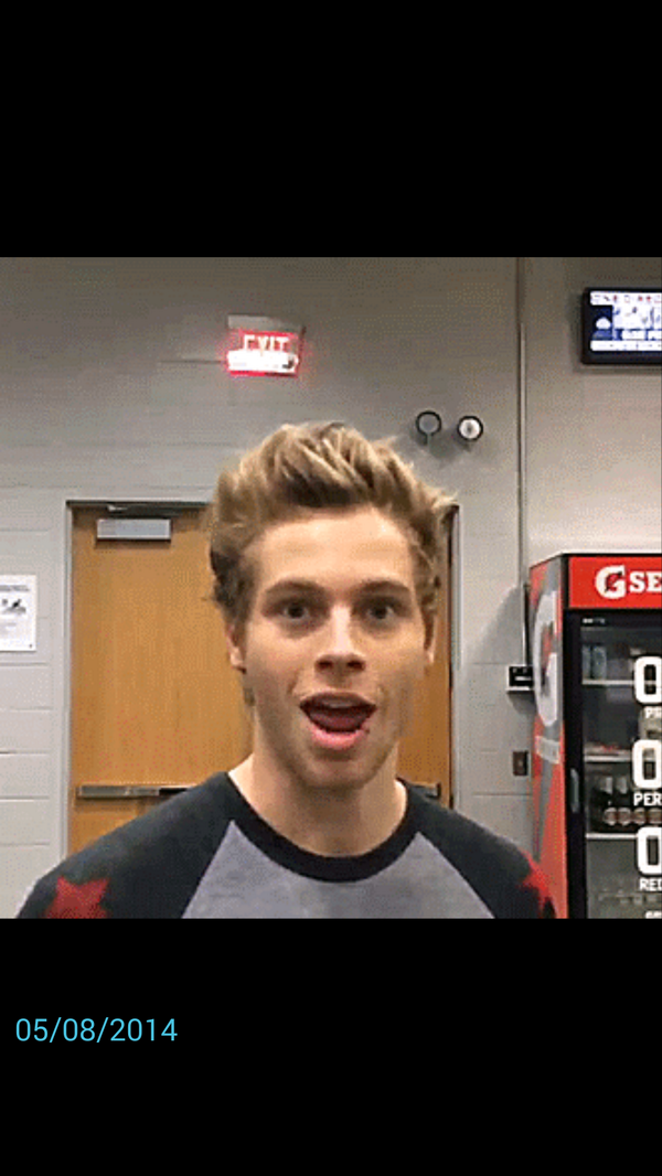 fagitaly's tweet photo. Luke dei @5SOS é gay. A quanto lare sta con Michael ! http://t.co/Ac2QIwasZ3