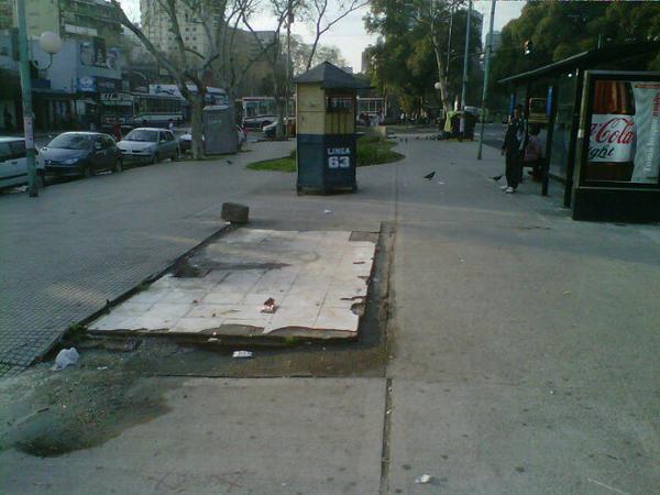 ANDRESPAUTA's tweet photo. Hace dias que está perdiendo agua un caño de un puesto de choripan en Belgrano C #TrenTigre. @reclamosgcba? http://t.co/GfG1tZ7WOa