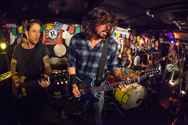 HaiMagazine's tweet image. Foo Fighters Bakal 'Bongkar' Sejarah Musik Amerika Serikat! Musik Apa, Ya?  bit.ly/VHywRK