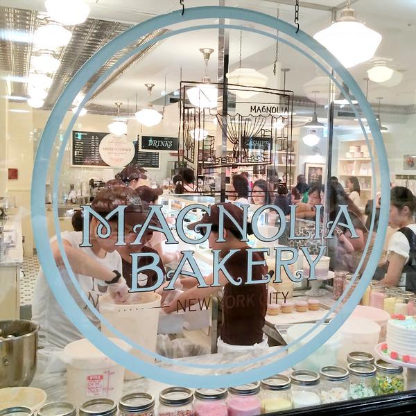 Tokyo Fashion Can T Stay Away From The Magnolia Bakery In Harajuku マグノリアベーカリー 原宿 Cupcakes Http T Co W736e9htx7