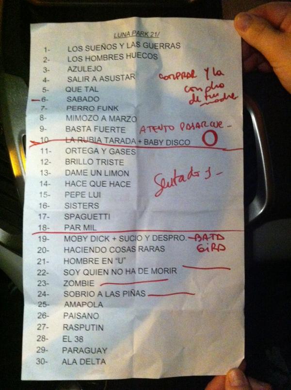 yapeze's tweet photo. El setlist de anoche de #Divididos (al final hay que agregar Cruachan y Nextweek) #DivididosenelLuna http://t.co/IWYkuCgHwv