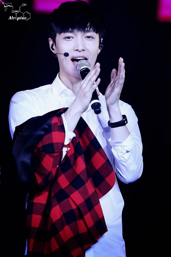 atropine1007's tweet photo. 140818 NANJING LAY 10 http://t.co/0zRUBsLP4U