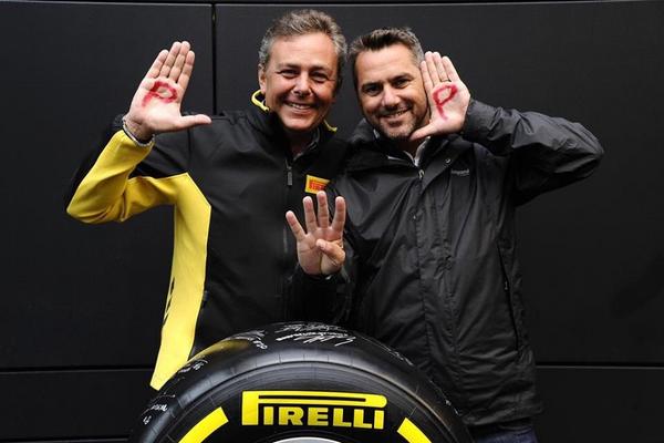 Mario Isola y Carlo Vanzini con un neumático Pirelli. Fuente: Twitter MarioIsola.