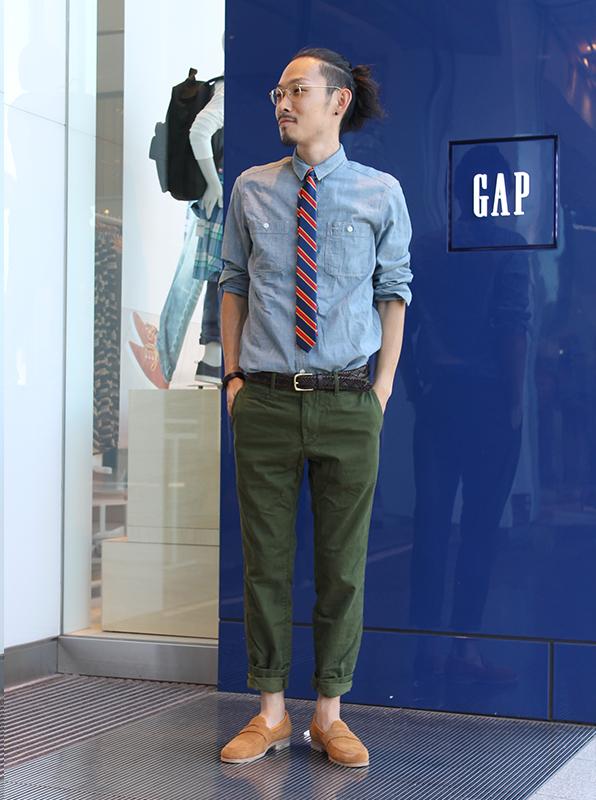 Twitter 上的 Gap Japan フラッグシップ原宿スタッフ注目コーデ シャツ ネクタイでこの秋注目のプレッピースタイルに挑戦 オリーブカラーの細身カーキパンツをロールアップして合わせると新鮮な表情に T Co Qfhsxadk7v Http T Co Gq0l1n6zgl Twitter
