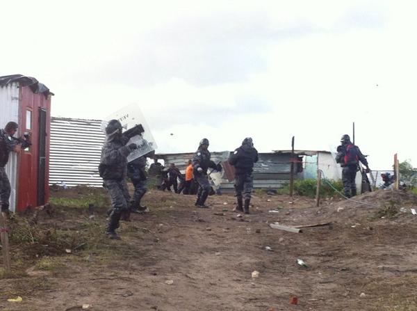 UCTSaVI's tweet image. "@ewnreporter: #MarikanaEvictions a large mob hurling rocks at police. SS @4everSiya http://t.co/NklhSCt2Ay" #ProtestViolence