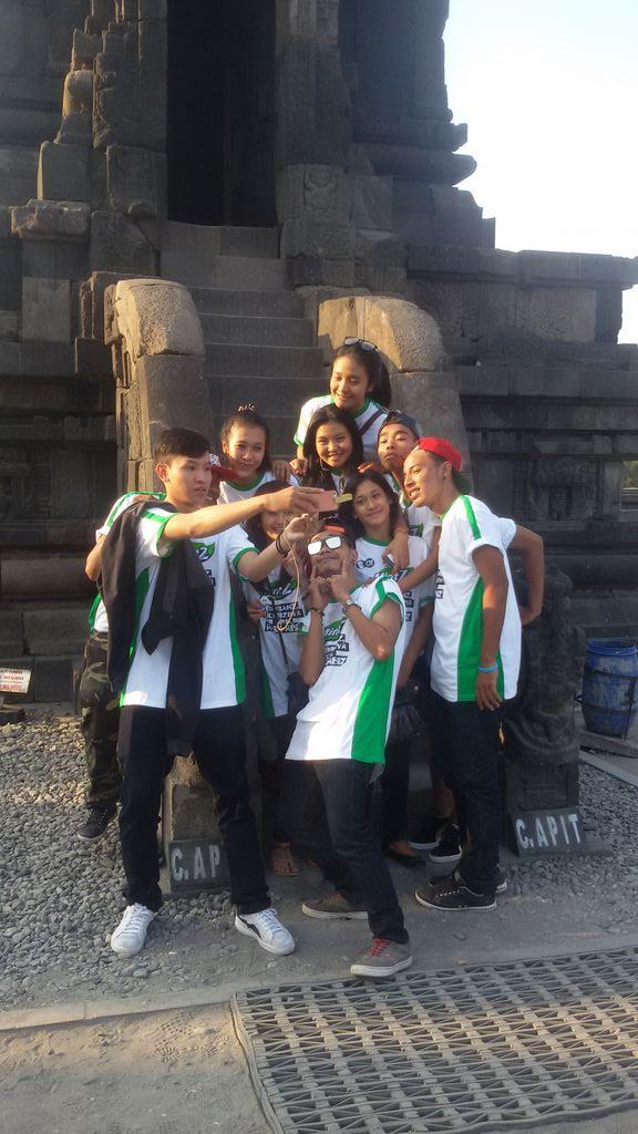MintZ's tweet photo. Lagi mau selfie kok difoto? Biarin yg penting #MDGC2 :) http://t.co/TN5T1atVK3