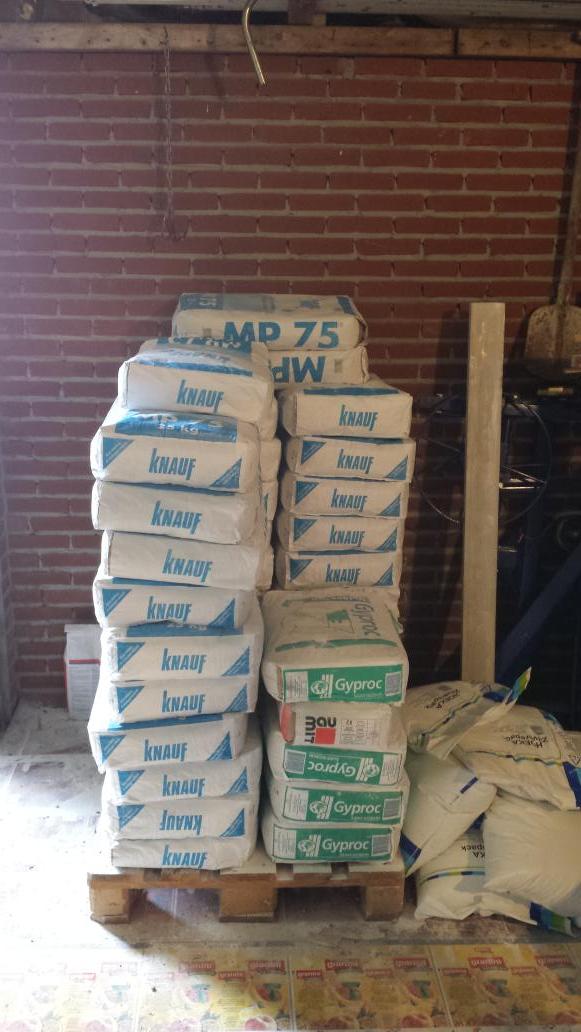 roel6979's tweet photo. Stuccie service van roel , vanuit de aanhanger op de pallet met @KnaufNL http://t.co/ZVbmgg7v5W