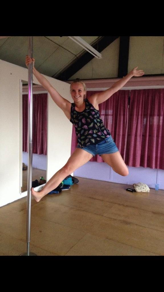iPole_uk's tweet photo. Good work from the ladies tonight! #polethursday #workinghard #poledance http://t.co/oGYFGnRPYE