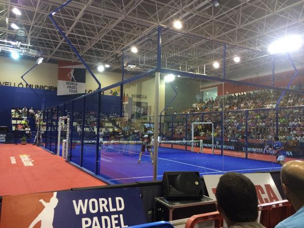 Madrigal7j's tweet photo. Disfrutando de un partidaZo en el #worldpadeltour de la nucia con @MorgaMoreno @AndreaSerna03 http://t.co/skNgrfDFA3