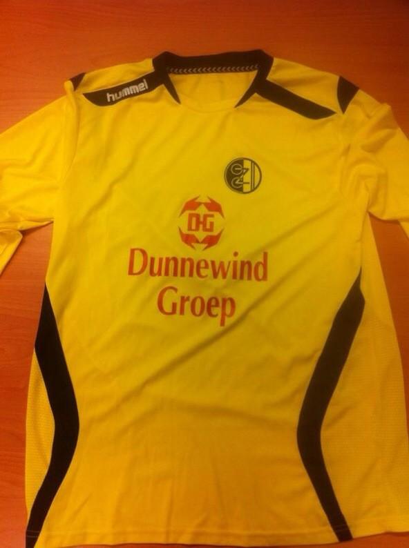 sportstentorzwo's tweet photo. Speler @koentip komt langs op Zwolse redactie met shirt @vvOZC voor onze #stentorshirttest Top van Tip! #OZCOmmen http://t.co/NfZYR19H9K