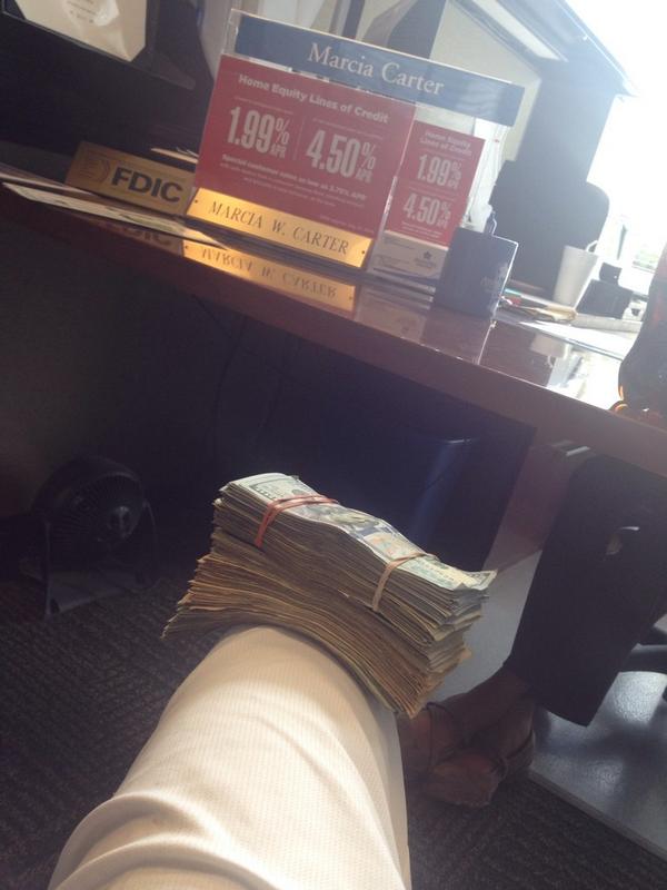 DA_CLARKSTER's tweet photo. #BankFlow.....Bitch I Got'em da long way http://t.co/Y7YanIPnNW
