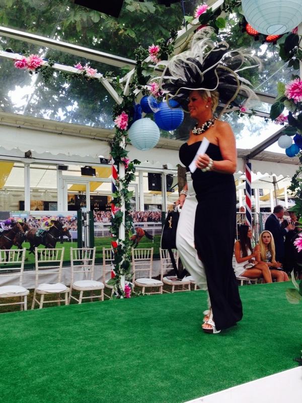 TheDuchess90's tweet photo. Fabulous hat! @yvettejelfs #eborfashion http://t.co/AhXpb121fE