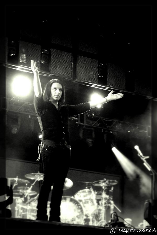 mantisluxuria's tweet photo. Smoke... ;-) #placebogig170814 #rnh2014 #brianmolko http://t.co/TyeSeus5kR