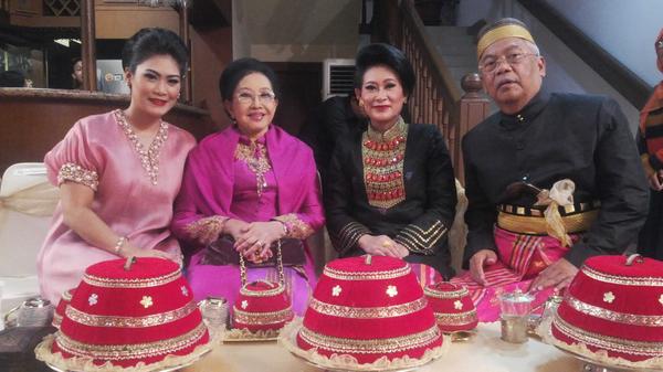 DyahHandayani06's tweet photo. Bersama Ibu Mooryati Soedibyo dalam acara MAPACI (midodareni) adat Makassar http://t.co/QBEVS66w2k