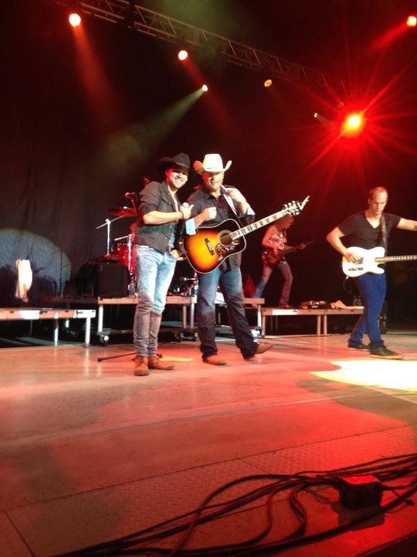 SylvieLabine's tweet photo. My two idols together performing at the #SudburySummerFest last night😍👌 absolutely amazing @gordbamford @BrettKissel http://t.co/V6a9RsQZpM