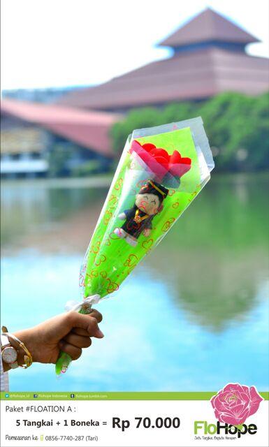 flohope_ID's tweet photo. Paket #Floation A ini terdiri atas lima tangkai bunga plus BONEKA dan KARTU ucapan. Harganya? 70ribu saja :) http://t.co/ex8xsFaUTM