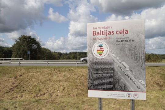 FOTO: Atklāj Baltijas ceļa 25.gadskārtai veltītu piemiņas zīmi dlvr.it/6hNJZ7