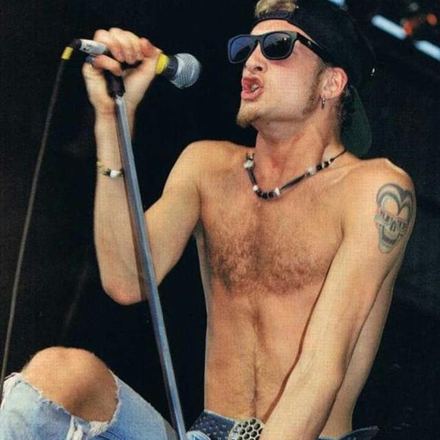 Happy birthday Layne Staley.
Hoy habría cumplido 47 añacos, pero en los 34 se quedó. 