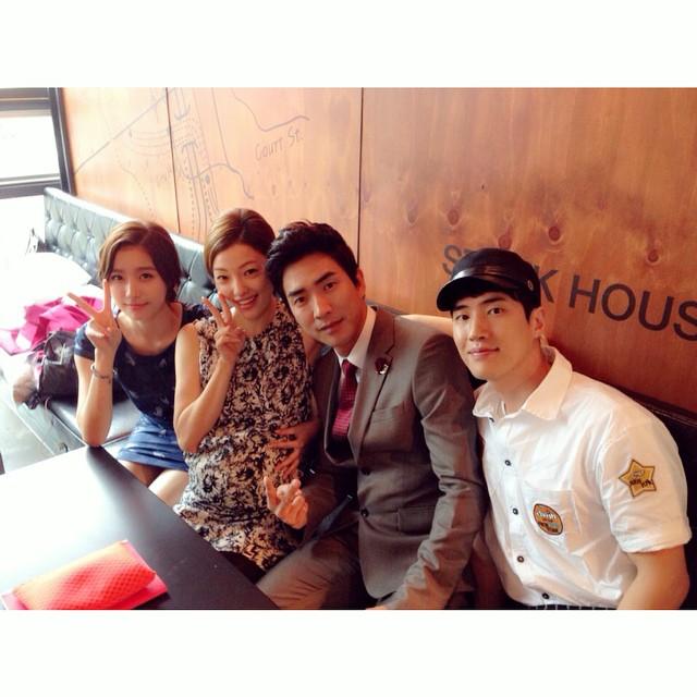 BvpNSzYIUAEPbA6.jpg:large