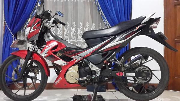 Dimas_Saputra1's tweet photo. Di jual motor satria f th 2009 masih standar pajak juga baru di perpanjang tinggl pake aja klo minat hub 087885232505 http://t.co/Pp5EVqT5fO