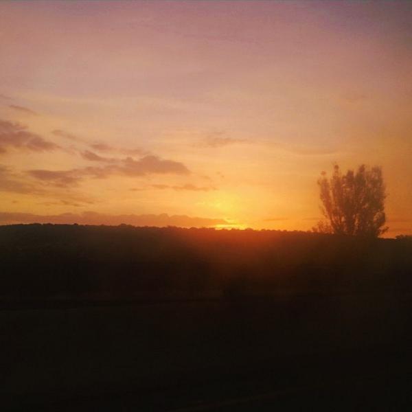 victormercadosa's tweet photo. Paisajes de carretera. ¡Buenos días! :) #vickloop http://t.co/1urH79axKA