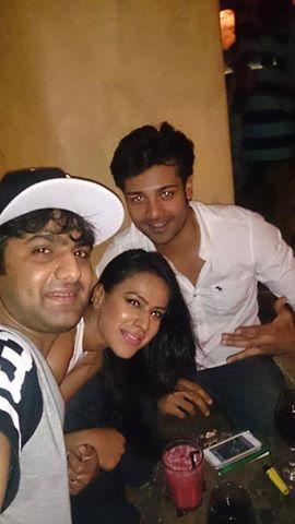 nia_ravi's tweet image. Jitni Nafrat Onscreen Hai,Utni Dosti Offscreen #Krishh #Roshni @Theniasharma