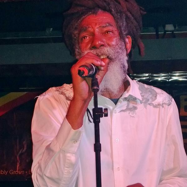 rasbyehfe_'s tweet photo. Great show Last Night^ Bless Up @doncarlosreggae Give thanks #vivoreggae #MarleyCoffeChile #OneLove Roots &amp; Culture^ http://t.co/z5AdE5c9oN