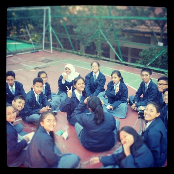 lachimolalaput's tweet photo. really miss this moment!! never forget you @osis_sman19bdg #GREENARATION http://t.co/cfAXVQV48S