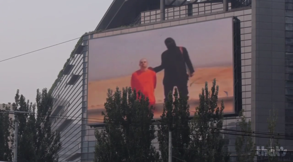 jeannesjkim's tweet photo. China is publicly broadcasting the James Foley execution video in the heart of Beijing http://t.co/ju2xScSqFv via @qz http://t.co/4Zc6WUGdtX