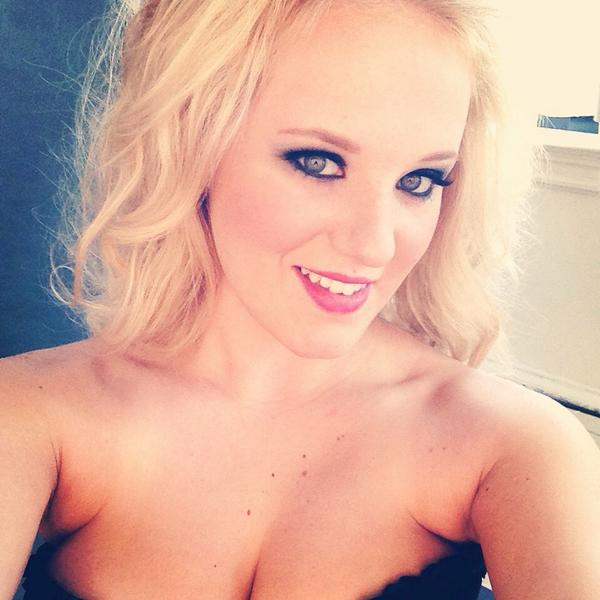 SueZQpinup's tweet photo. #selfie from yesterday's photo shoot!
#pinup #corset #whereitsat #imabombshell http://t.co/f96JcSEmrx