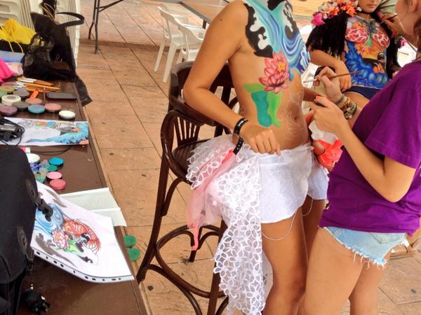 FestesBenicarlo's tweet photo. #bodypaint de @PenyaLaPinya en la plaza Emperador Carlos I 
Hasta las 20:00 http://t.co/nhjIlg7JSw