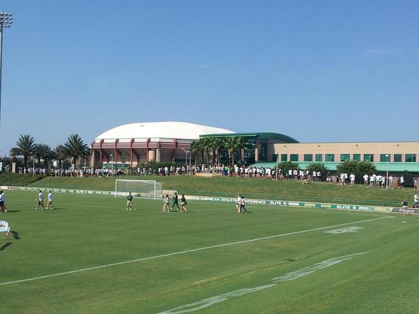 USFFee's tweet image. .@WomensSoccerUSF and @USFMSoccer energizing 1400 new USF freshmen at Corbett..Awesome! GAMEDAY for @WomensSoccerUSF