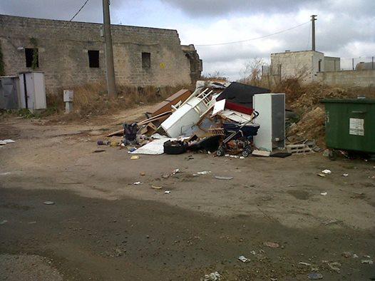 AxaLecce's tweet photo. #axalecce Ci troviamo sulla strada che porta da Lecce a Campi Salentina. Questa la situazione. #degrado @corvaglia57 http://t.co/keno0MaZxC