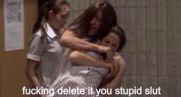 FunnyQuotees's tweet photo. when someone screenshots your snapchat http://t.co/5C1RNitbwz