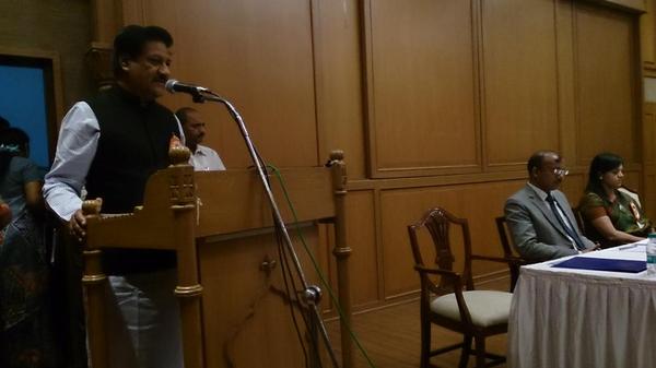 chalil's tweet image. #MahaCM @Prithvrj speaking at a function by Mah Sports Ministry to felicitate 5 #CommonWealthGames medalists from Mah