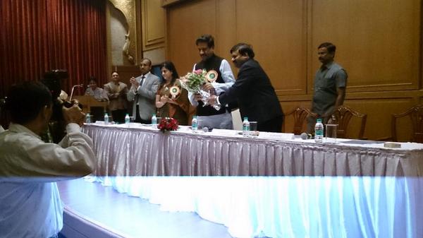 chalil's tweet image. Hon&apos;ble #MahaCM @Prithvrj welcomed at a function by Mah Sports Ministry to felicitate 5 #CommonWealthGames medalists