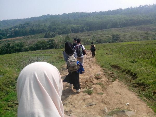 ketsanaakesinii's tweet image. Banyak cerita yg mestinya kau saksikan. Ditanah kering bebatuan :&quot;) @DesbinMIPAUI @bemFMIPAUI