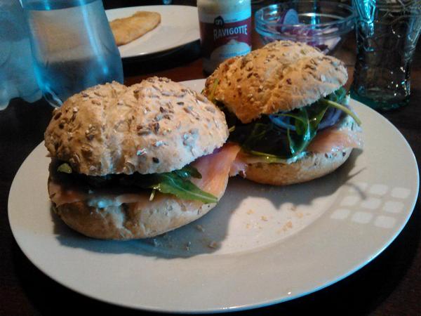 Mmmm... Broodje gerookte zalm met heksenkaas gemaakt... <a href="/heksenkaas/">HEKS'NKAAS®</a>