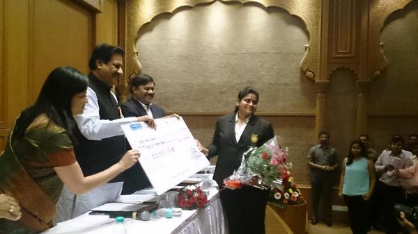 chalil's tweet image. Hon&apos;ble #MahaCM @Prithvrj felicitating #CommonWealthGames winner #RahiSarnobat from Mah with a cheque for Rs 50 lakhs