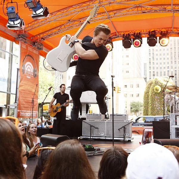 MikeOfDAddario's tweet photo. #DAddario artist @HunterHayes getting crazy air w/ the NS Capo Pro on the @TODAYshow this morning! #YearOfTheCapo http://t.co/4nENlrgjLs